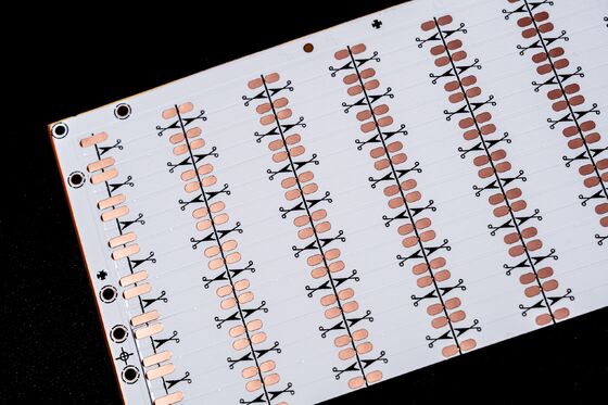 kaufen Hochwertige kundenspezifische FPC-Leiterplatte mit Doppelschichtplatine, individuellem Design und OSP-Antioxidationsmittel für LED-Anwendungen online manufacture